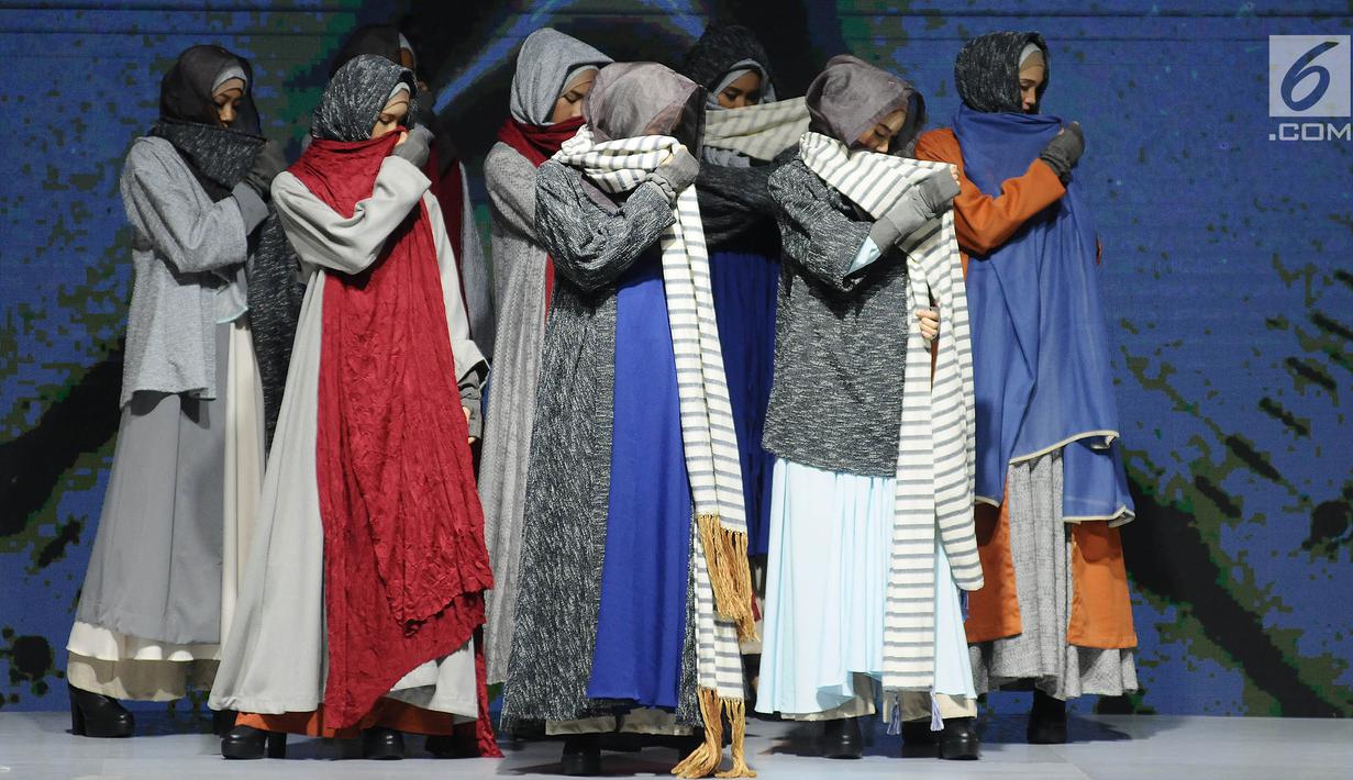 Model mengenakan busana rancangan  Rosie Rahmadi menampilkan 8 busana saat Muslim Fashion Festival (MUFFEST) 2019 di JCC, Jakarta, Jumat (3/5/2019). MUFFEST 2019 melalui Bekraf membuat Indonesia Trend Forecasting 2019/2020 dengan tema "Sigularity sebagai acuan. (Liputan6.com/Herman Zakharia)