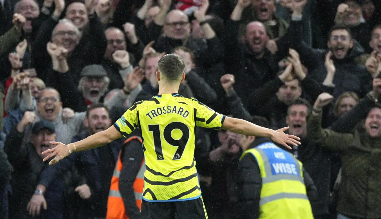 Gol tersebut membawa Arsenal menang dengan skor 3-0 dan membawa mereka ke puncak klasemen sementara Liga Inggris. (AP Photo/Dave Shopland)