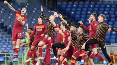 Para pemain AS Roma merayakan kemenangan atas Lazio pada laga Liga Italia di Stadion Olimpico, Roma, Minggu (16/5/2021). AS Roma menang dengan skor 2-0. (AFP/Tiziana Fabi)