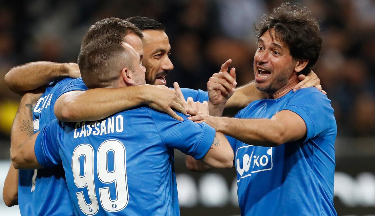 Demetrio Albertini, Antonio Cassano, Andriy Shevcenko, dan Fabio Quagliarella berpelukan selama pertandingan perpisahan Andrea Pirlo, di Stadion Milan San Siro, Italia, (21/5).(AP Photo / Antonio Calanni)