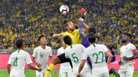 Bek Malaysia, Corbin Ong, dikepung pemain Timnas Indonesia dalam laga kelima Grup G kualifikasi Piala Dunia 2022 zona Asia di Stadion Nasional, Bukit Jalil (19/11/2019). (Bola.com/Dok. AFC)