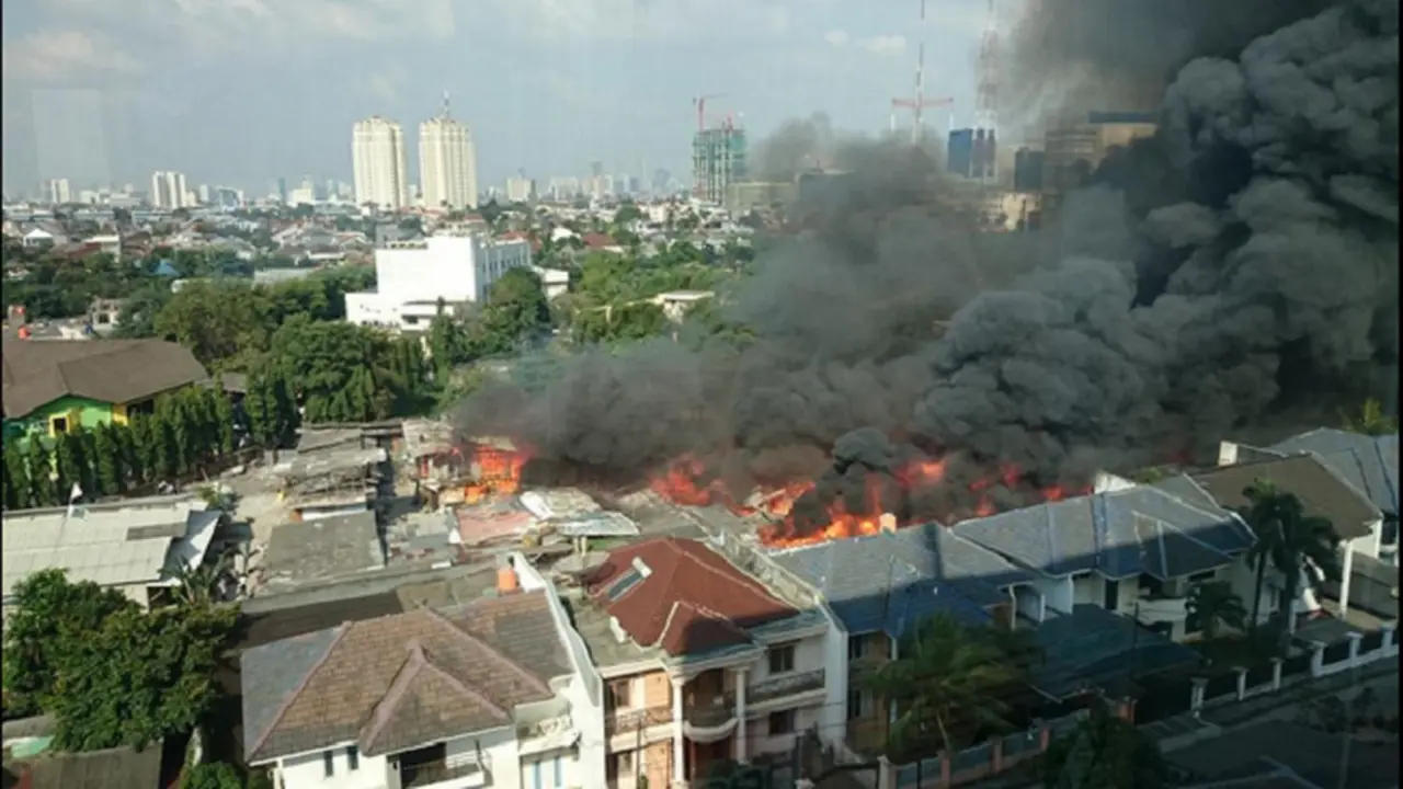 Kebakaran di Kedoya Diduga Berasal dari Rumah Bedeng