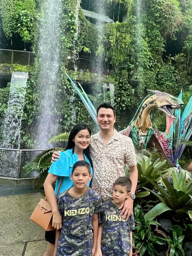 Titi Kamal dan keluarga. (Foto: Dok. Instagram @titi_kamall)