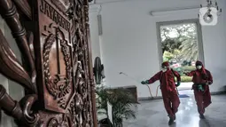 Petugas dari Sudin Gulkarmat Jakarta Pusat menyemprotkan disinfektan di Kantor Gubernur dan Wakil Gubernur, Gedung B Balai Kota, Jakarta, Selasa (1/12/2020). (merdeka.com/Iqbal S. Nugroho)