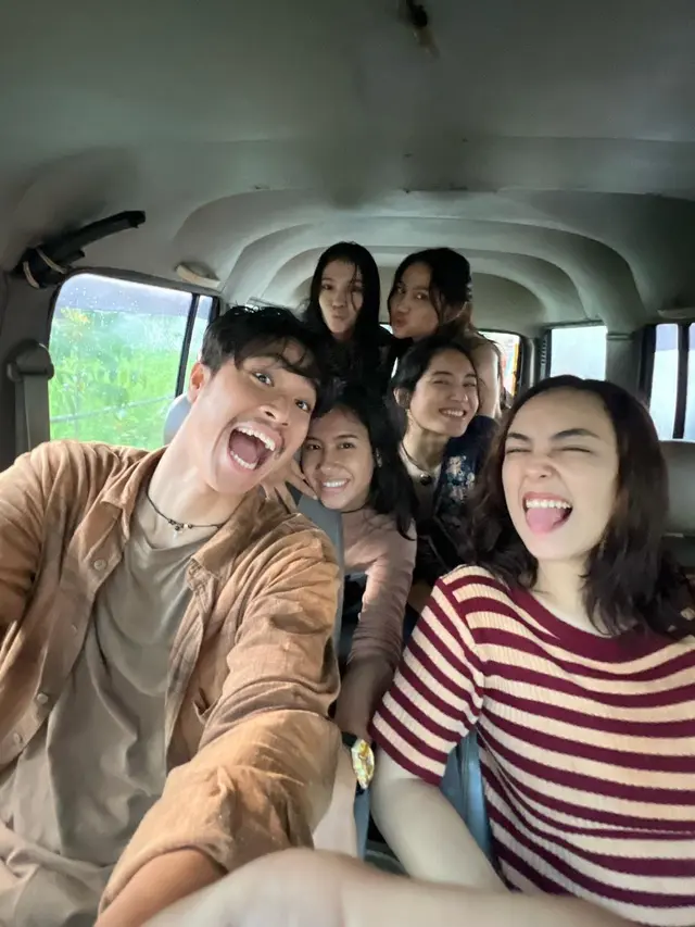 6 Potret Shenina Cinnamon di Balik Layar Proses Syuting 'Do You See What I See'