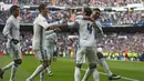 Para pemain Real Madrid merayakan gol Sergio Ramos saat melawan Malaga pada lanjutan La Liga di Santiago Bernabeu stadium, Madrid, Sabtu (21/1/2017). Madrid menang 2-1. (AP/Francisco Seco)