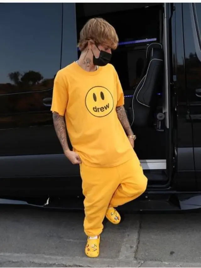 Crocs Rilis Sandal Kolaborasi dengan Justin Bieber, Berapa Harganya?