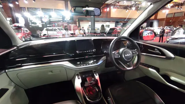 Bagian interior KIA Carens padukan keleluasaan kabin, kepraktisan serta berbagai fitur modern (Arief A/Liputan6.com)