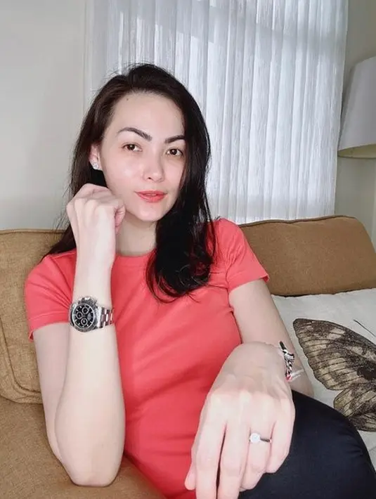 <p>Walaupun sudah berusia 40 tahun, namun ia tetap terlihat cantik awet muda. Bentuk badannya juga terlihat langsing meskipun punya satu anak. [Foto: Instagram/christyjusung]</p>