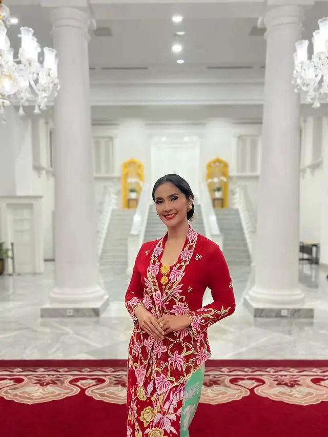 9 Model Kebaya ala Maudy Koesnaedi, Penampilan di Reuni Abang None Curi Perhatian