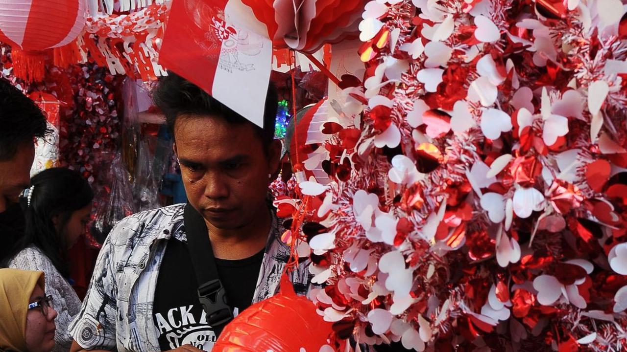 FOTO: Antusiasme Warga Berburu Aksesoris Merah Putih Jelang Hari Kemerdekaan RI