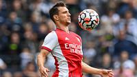 Cedric Soares. Bek kanan berusia 30 tahun ini telah dua musim memperkuat Arsenal sejak didatangkan dari Southampton pada awal musim 2020/2021 dengan status pinjaman yang akhirnya dipermanenkan pada awal musim 2021/2022 dengan status bebas transfer. Hingga kini ia telah tampil dalam 54 laga di semua ajang dengan torehan 2 gol dan 5 assist. (AFP/Glyn Kirk)
