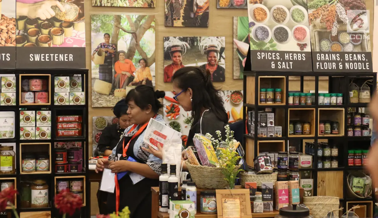 Pengunjung melihat prodak yang di pamerkan dalam Trade Expo Indonesia 2018 di ICE BSD, Kamis (25/10). Produk-produk dengan bahan baku alami dan organik sangat diminati pasar internasional saat ini. (Liputan6.com/Angga Yuniar)