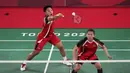 Ganda putri Indonesia Greysia Polii dan Apriyani Rahayu (belakang) saat melawan Chow Mei Kuan dan Lee Meng Yean dari Malaysia pada pertandingan pertama Grup A bulu tangkis Olimpiade Tokyo 2020 di Musashino Forest Sport Plaza, Sabtu (24/7/2021). Greysia / Apriyani menang 21-17. (AP/Markus Schreiber)