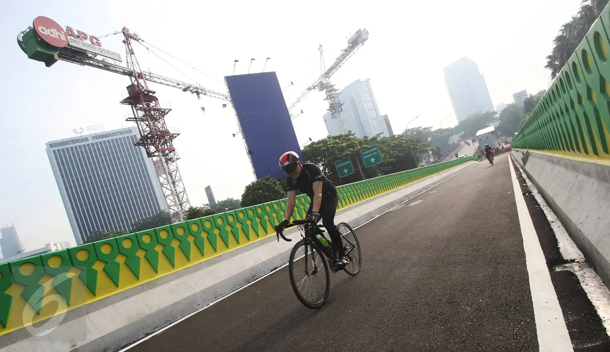 Sejumlah warga bersepeda di sepanjang jalan layang (elevated) Transjakarta rute Cileduk-Tendean di Jakarta, Minggu (26/2). (Liputan6.com/Immanuel Antonius)