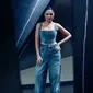 Di lain kesempatan, ibu satu anak ini memperlihatkan tampilan edgy penuh pesona dengan mengenakan corset top denim dan wide leg denim pants. [@marshanda99].