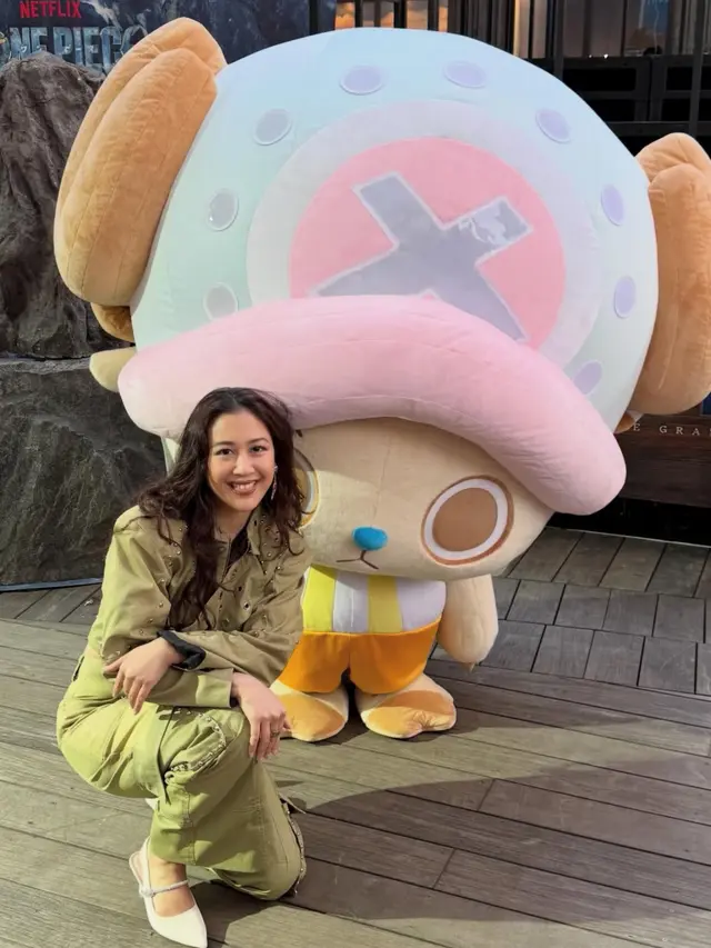 Sherina Munaf Hadir di Acara One Piece di Jepang pakai baju serba coklat. [@sherinamunaf]