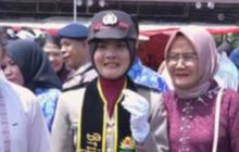 Pelantikan Polwan Banjir Air Mata, Sosok Bintara Penyandang Disabilitas Bersimpuh Haru di Kaki Sang Ibu