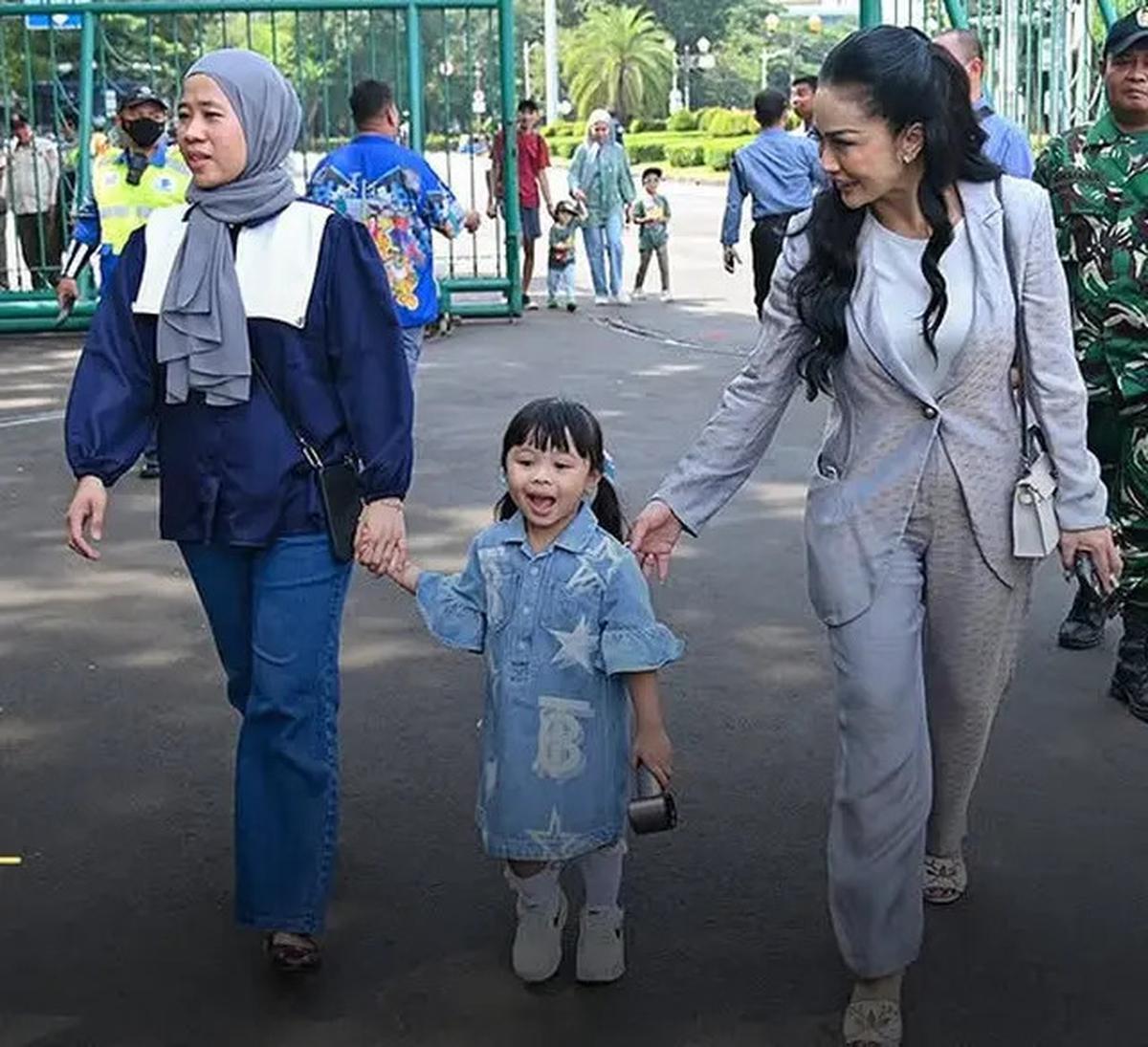 6 Potret Gaya Dua Anak Aurel Hermansyah saat Dimomong Krisdayanti Keliling Jakarta, Ameena Kenakan Dress Rp10 jutaan saat Naik MRT