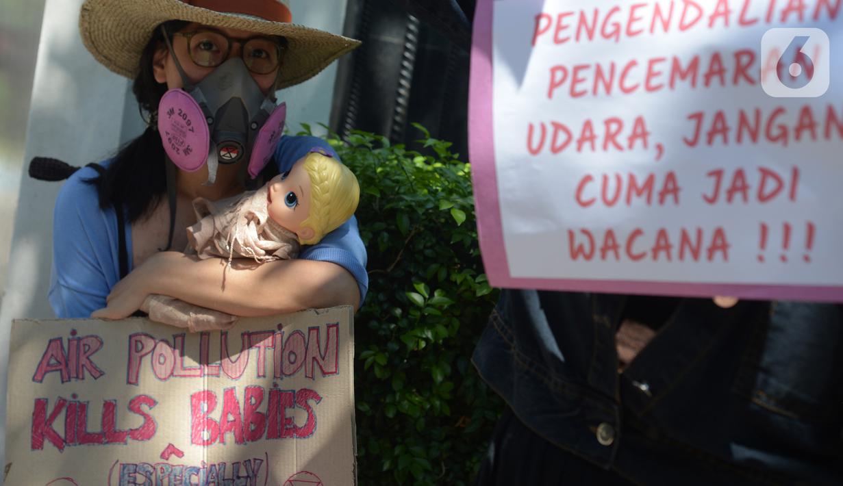 Aktivis yang tergabung dalam Koalisi Ibu Kota melakukan aksi sebelum sidang pembacaan putusan gugatan terkait polusi udara di luar Pengadilan Negeri Jakarta Pusat, Kamis (16/9/2021). Mereka menuntut pemerintah bisa mengendalikan polusi udara Jakarta dan sekitarnya. (merdeka.com/Imam Buhori)