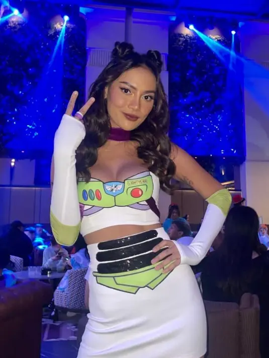 Erika Carlina mengenakan kostum ala Buzz di film animasi Toy’s Story versi wanita nih. Keren banget! [@chevitacarolina]