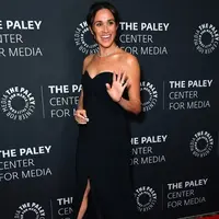 Meghan Markle tampil solo dengan gaun gitam di tengah rumor perceraian dengan Pangeran Harry. [@meghan.markle.official].