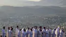 <p>Jemaat Samaria berjalan saat fajar menuju puncak Gunung Gerizim selama perayaan Shavuot menurut tradisi Samaria di dekat kota Nablus di Tepi Barat utara (5/6/2022). Perayaan ini menandai pemberian Taurat kepada orang Israel di Gunung Sinai selama tujuh minggu setelah eksodus alkitabiah mereka dari Mesir.(AFP/Jaafar Ashtiyeh)</p>