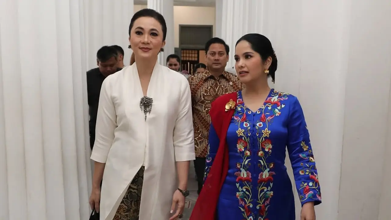 Pesona Annisa Pohan Berkebaya Biru Floral di Hari Kartini, Pancarkan Aura Kembang Desa yang Elegan