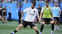 Penyerang Inter Miami Lionel Messi&nbsp;saat pemanasan sebelum laga MLS melawan Charlotte FC di Charlotte, N.C., Minggu, 14 September 2025. (AP Photo/Erik Verduzco)