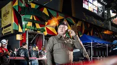 Polisi berjaga setelah kebakaran besar melanda sebuah bar di Bangkok, Thailand, Senin, 13 Juli 2026. (AFP/ Chanakarn Laosarakham)