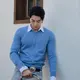 Nam Joo Hyuk tampil dengan inner kemeja dipadukan outer sweater baby blue dan celana denim sambil membawa Dior Archie Bag abu-abu. [@skawngur]
