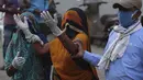 Seorang kerabat pasien yang meninggal karena COVID-19, berduka di luar rumah sakit pemerintah khusus COVID-19 di Ahmedabad, India, pada Selasa (27/4/2021). Kasus virus corona di India melonjak lebih cepat dari tempat lain di dunia. (AP Photo/Ajit Solanki)