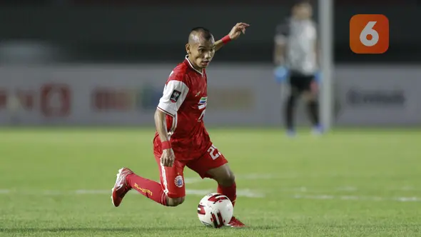 Persija yang lebih mendominasi permainan kembali mendapatkan peluang menciptakan gol pada menit ke-20 melalui Riko Simanjuntak yang mendapatkan umpan dari Osvaldo. Namun, eksekusinya masih belum tepat sasaran. (Foto: Bola.com/M. Iqbal Ichsan)