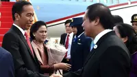 Presiden RI Joko Widodo dan Ibu Negara Iriana saat tiba di Da Nang Vietnam untuk menghadiri KTT APEC 2017. (10/11/2017) (Bey Machmudin/Deputi Bidang Protokol, Pers, dan Media Sekretariat Presiden)