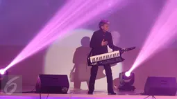 Aksi penyanyi Fariz RM memainkan pianonya dalam acara musik Nostalgia Sma - The 80s are back di kawasan Senayan, Jakarta, Jumat (20/1). Acara tersebut menampilkan beberapa musisi era tahun 80-an. (Liputan6.com/Herman Zakharia)