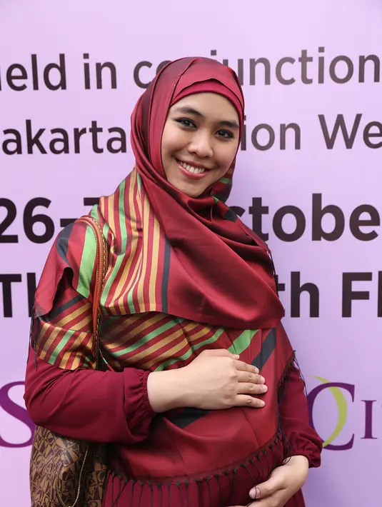 Oki mengaku banyak yang bertanya dimana ia membeli baju, ia pun memilih untuk memperbanyak pakaian yang dikenakannya supaya orang-orang punya alternatif pilihan baju lebih banyak lagi. (Andy Masela/Bintang.com)