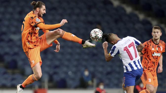Adrien Rabiot dari Juventus, kiri, bersaing memperebutkan bola dengan Jesus Corona dari Porto selama babak 16 besar Liga Champions, leg pertama,di stadion Dragao di Porto, Portugal, Rabu, 17 Februari 2021. (Foto AP / Luis Vieira)
