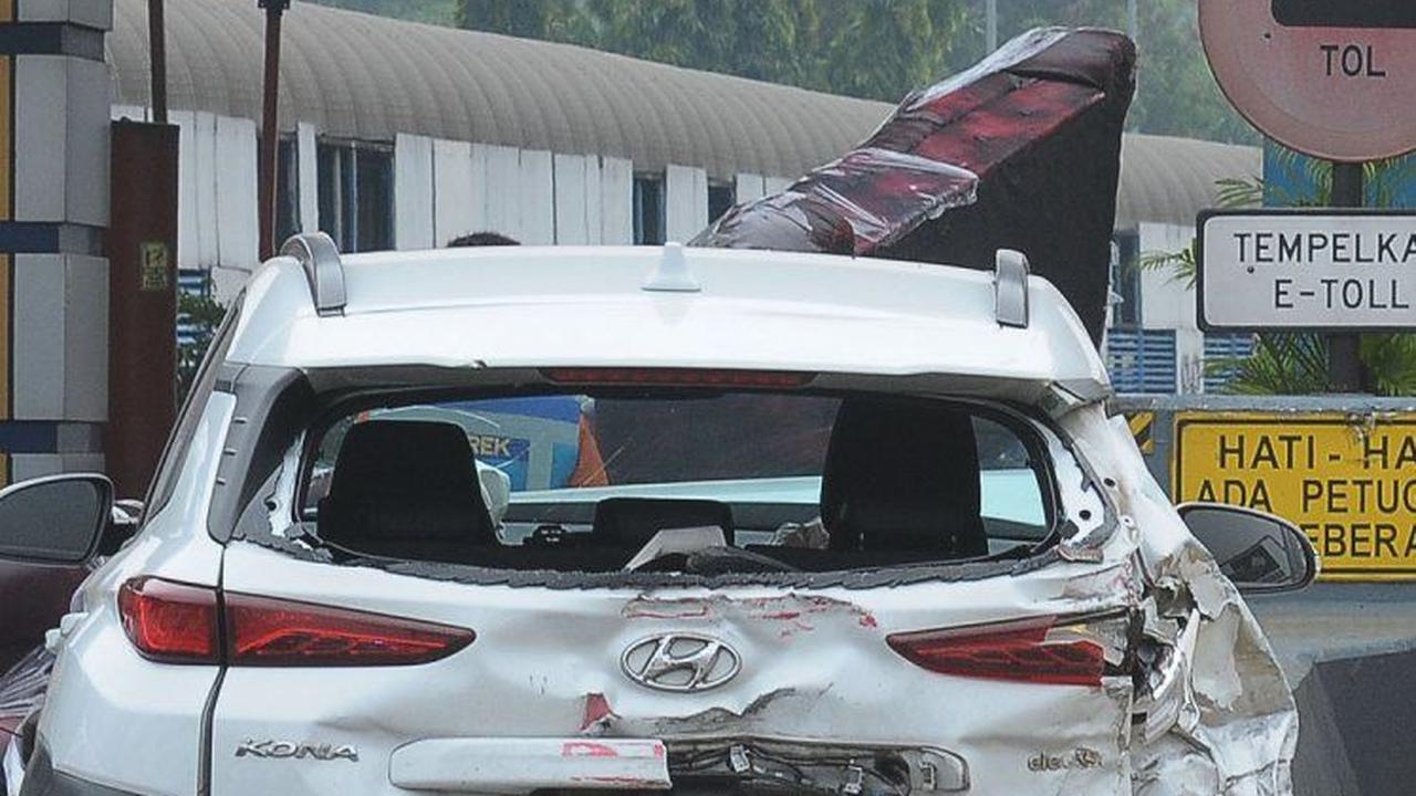 Mobil-mobil tersebut tampak ringsek dan mengalami kerusakan cukup parah. Beruntung tak ada korban jiwa dalam kecelakaan beruntun tersebut.&nbsp;Foto: Merdeka.com/Imam Buhori