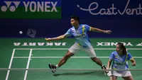 Ganda campuran terbaik Indonesia, Praveen Jordan/Melati Daeva Oktavianti urung tampil di babak 16 Besar Turnamen Bulu Tangkis East Ventures Indonesia Open 2022 di Istora Senayan, Jakarta, Kamis (16/6/2022). Unggulan ke-5 tersebut memberikan kemenangan cuma-cuma kepada lawannya asal Malaysia, Chen Tang Jie/Valeree Siow akibat saraf kejepit Praveen Jordan kambuh. (Bola.com/Bagaskara Lazuardi)