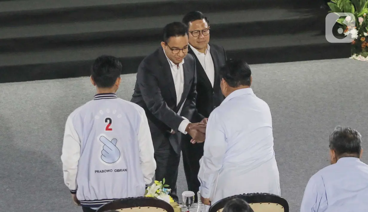 Capres-Cawapres nomor urut 1 Anies Baswedan (kedua kiri) dan Muhaimin Iskandar menyalami Capres-Cawapres nomor urut 2 Prabowo Subianto (kiri) dan Gibran Rakabuming Raka usai menyampaikan paparan Penguatan Anti Korupsi untuk Penyelenggara Negara Berintegritas (Paku Integritas) di Gedung Merah Putih KPK, Jakarta, Rabu (17/1/2024). (Liputan6.com/Angga Yuniar)