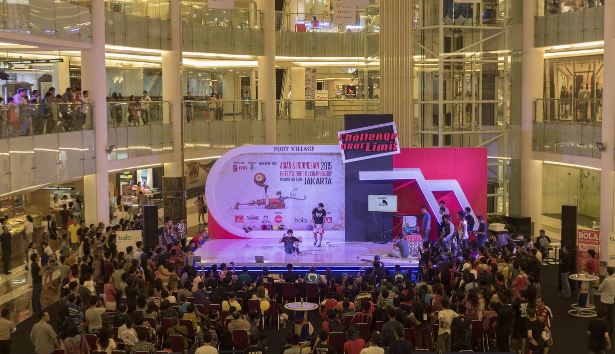 Suasana kemeriahan acara Asian Freestyle Football Championship 2015 di Pluit Mall, Jakarta, Minggu (15/11/2015). (Bola.com/Vitalis Yogi Trisna)