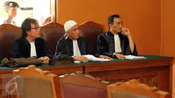 Kuasa hukum Abu Bakar Baasyir, Achmad Michdan (tengah) menyimak putusan sidang lanjutan permohonan PK di PN Jakarta Selatan, Selasa (1/12/2015). Majelis memutuskan pemeriksaan permohonan PK dilimpahkan ke PN Cilacap. (Liputan6.com/Helmi Fithriansyah)