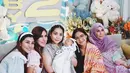 Momen kompak lainnya dari Syahnaz bersama kakak dan ipar perempuannya. Saat Gigi baru saja melahirkan Rayyanza, keempatnya berkumpul bersama di acara syukuran. Foto: Instagram.