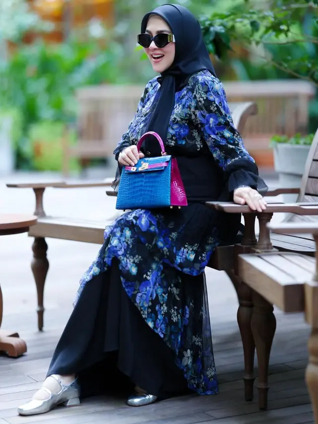 Gaya Bumil Mahal ala Syahrini dengan Tas Milyaran, Tampilan Pantofel yang Ketat Jadi Sorotan