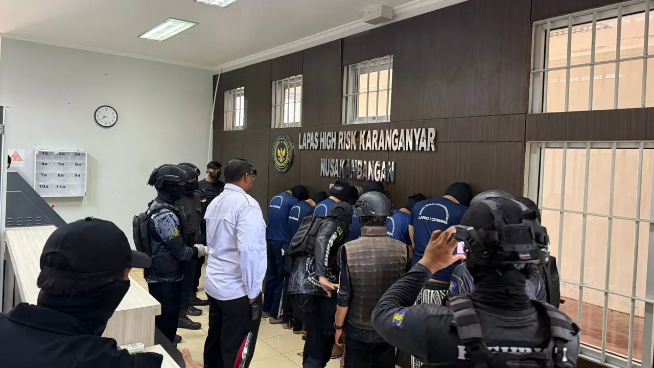 Direktorat Jenderal Pemasyarakatan memindahkan enam warga binaan high risk, Ammar Zoni dkk ke Nusakambangan.