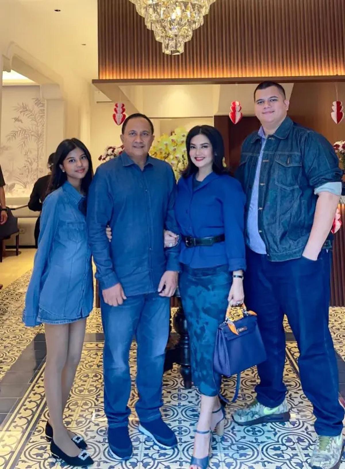 7 Potret Terbaru Bella Saphira dan Suami, Mesra dan Harmonis Selama 12 Tahun Bersama