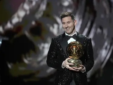 Reaksi Timnas Argentina dan striker PSG, Lionel Messi setelah memenangkan trofi Ballon d'Or 2021 pada acara penganugerahan di Theatre du Chatelet, Paris, Prancis, Senin (29/11) malam waktu setempat. Lionel Messi menjadi kolektor Ballon d'Or terbanyak dengan total raihan tujuh trofi. (AP Photo/Christ