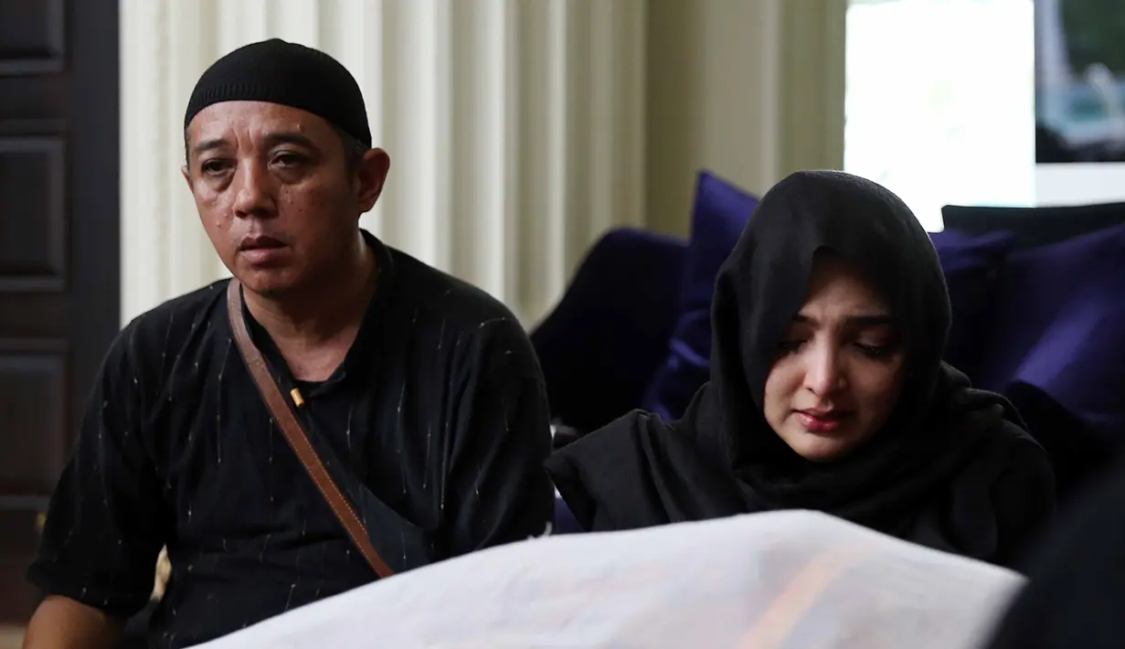 "Dipanggilin kok lama banget, pas balik bapak bilang, 'sayang, kayanya mama pingsan deh'. Habis buang air besar trus dia duduk, pindah tempat gitu. Terus dia ga jatuh cuma kepalanya dangak ke atas," ujar Ashanty. (Nurwahyunan/Bintang.com)