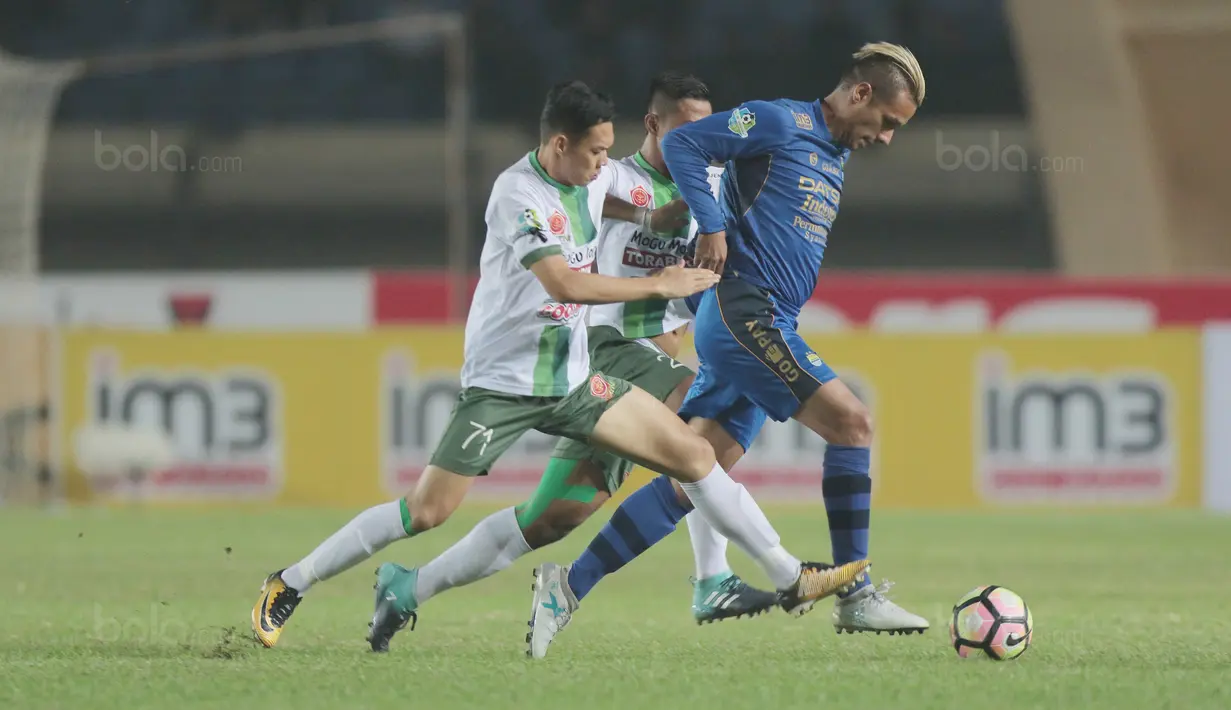 Aksi Raphael Maitimo (kanan) melewati adangan para pemain PS TNI pada lanjutan Liga 1 2017 di Stadion Si Jalak Harupat, Sabtu (05/8/2017). Persib menang 3-1. (Bola.com/Nicklas Hanoatubun)