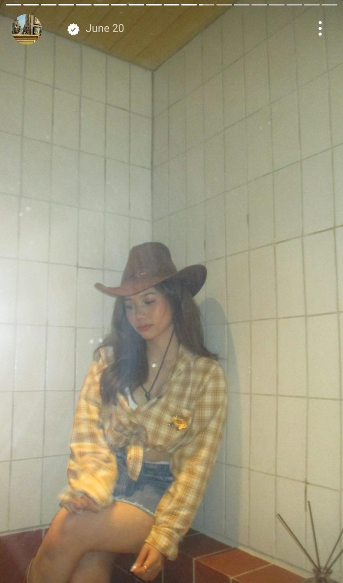 Meski harus mandiri dan jauh dari keluarga, Jasmine terlihat mampu beradaptasi di negeri orang. Ia menikmati masa-masanya sebagai mahasiswa, belajar dan bersantai dengan teman-teman.